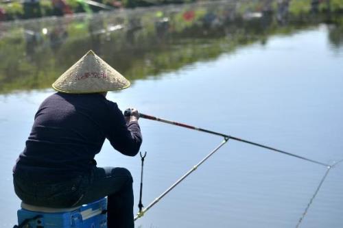 初冬钓鱼不开口的原因，天气不好或钓点不适都会导致